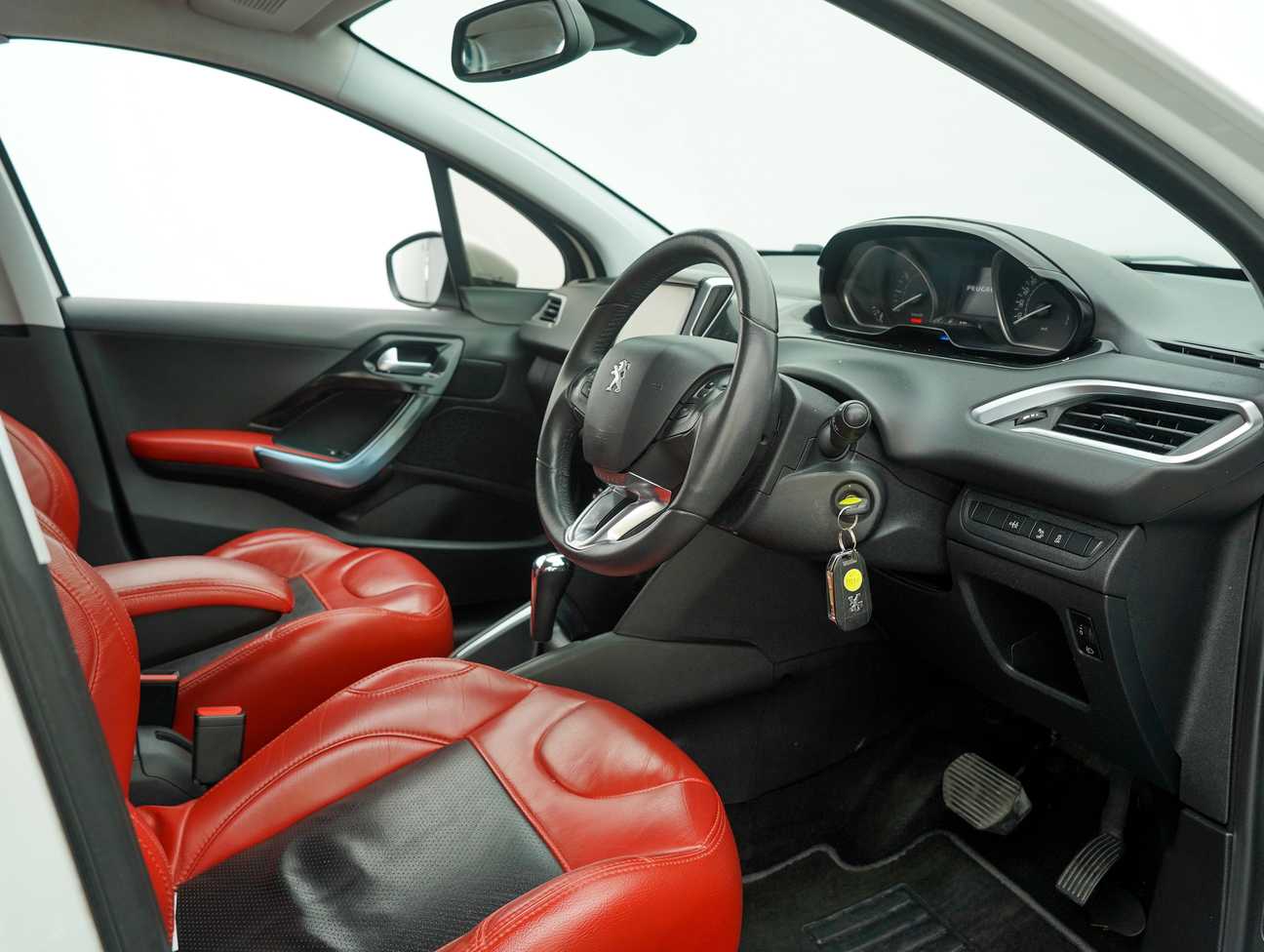 terpakai 2013 Peugeot 208 Allure 1.6