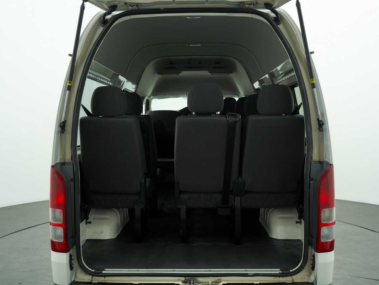 terpakai 2016 Toyota Hiace Window Van 2.5