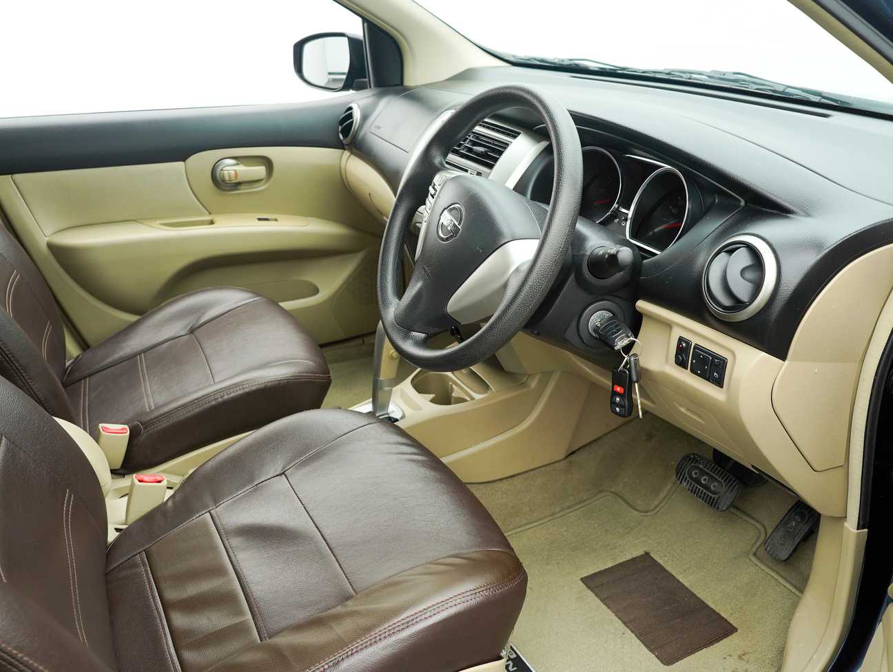 used 2016 Nissan GRAND LIVINA  1.6