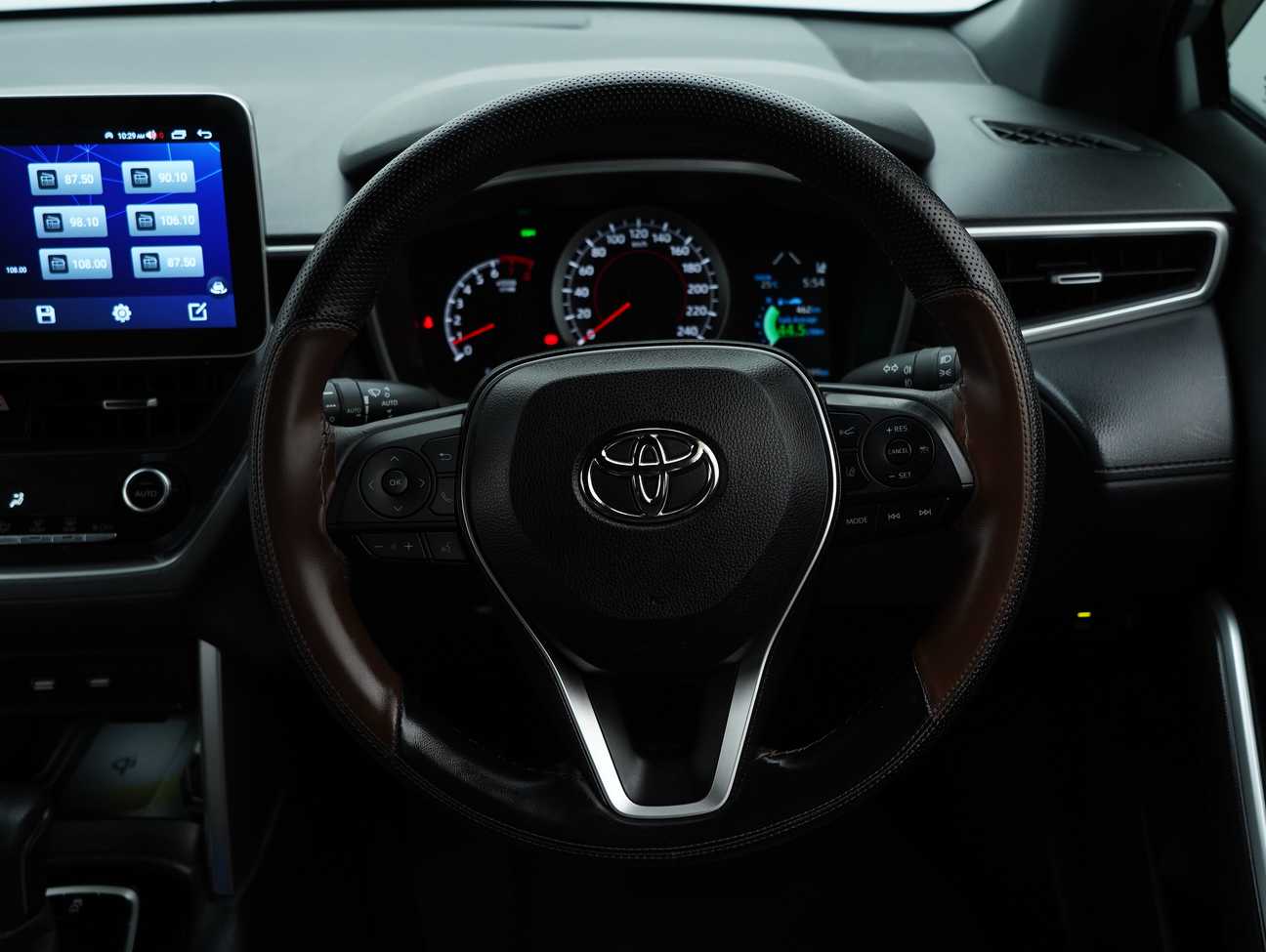 terpakai 2022 Toyota Corolla Cross V 1.8