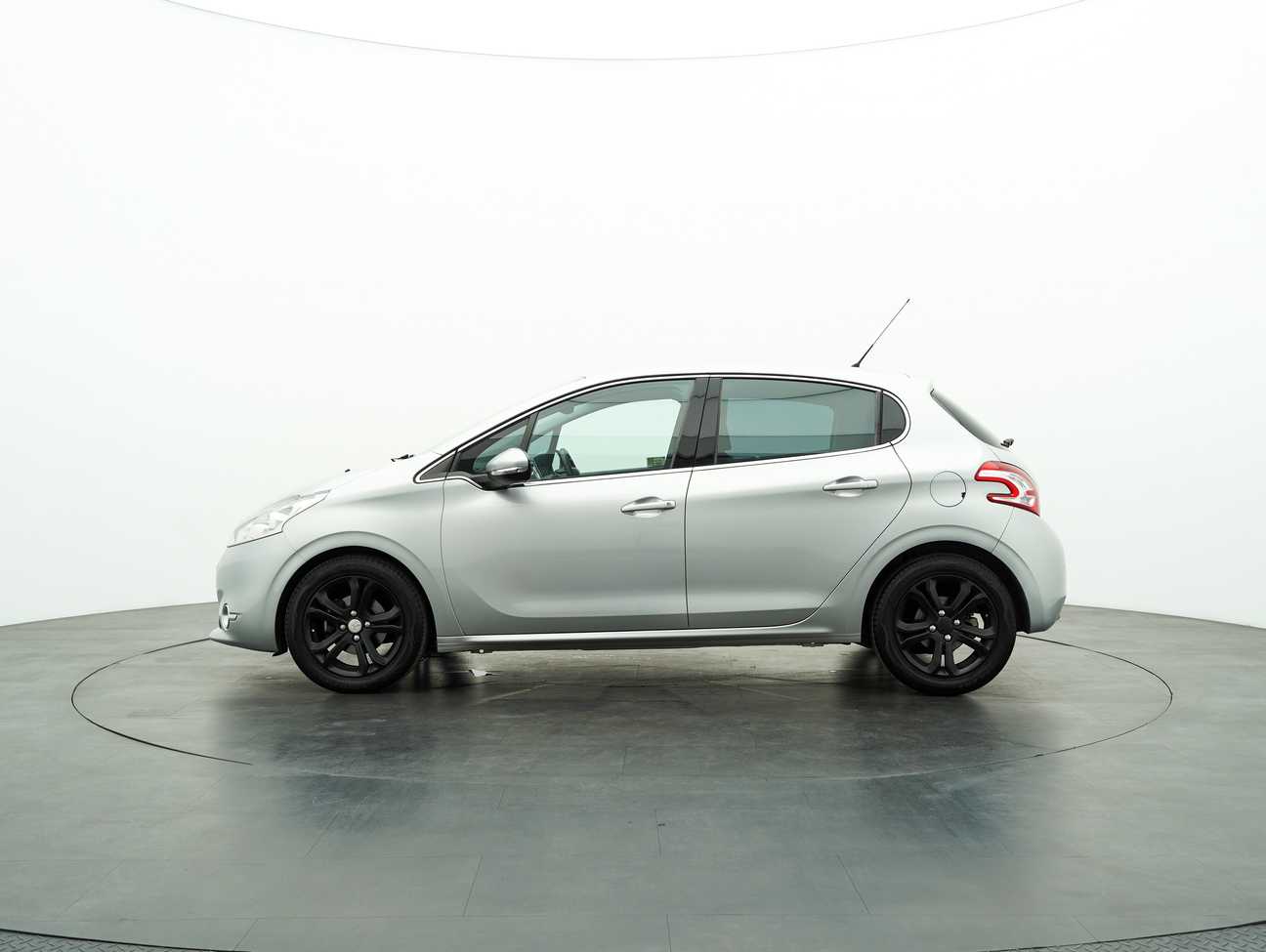 terpakai 2015 Peugeot 208 Allure 3 Door 1.6