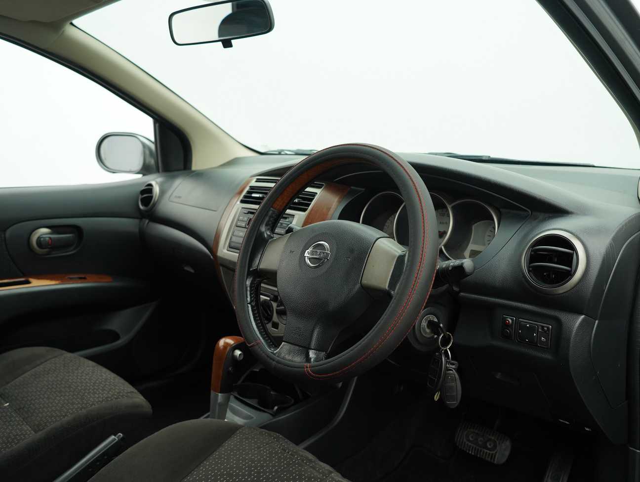 terpakai 2011 Nissan Grand Livina CVTC Comfort 1.8