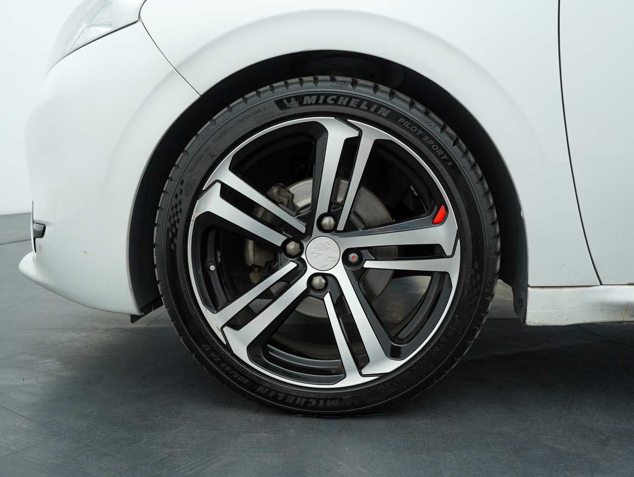 terpakai 2014 Peugeot 208 Allure 3 Door 1.6