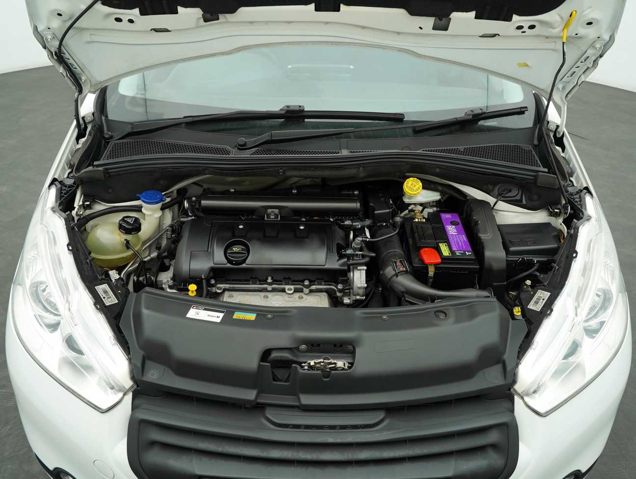 terpakai 2015 Peugeot 208 Allure 3 Door 1.6