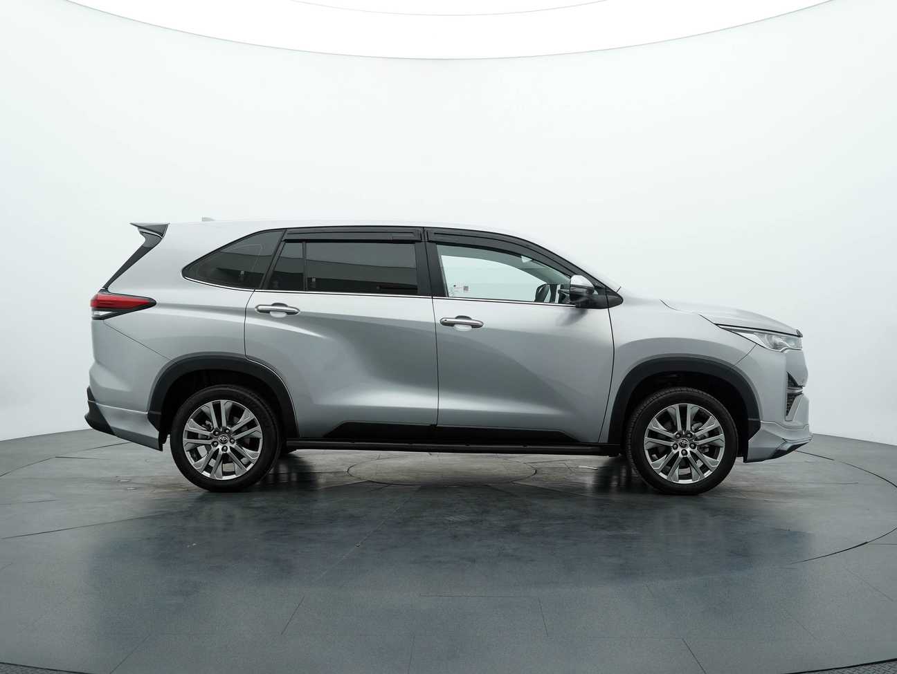 used 2023 Toyota Innova Zenix V 2.0