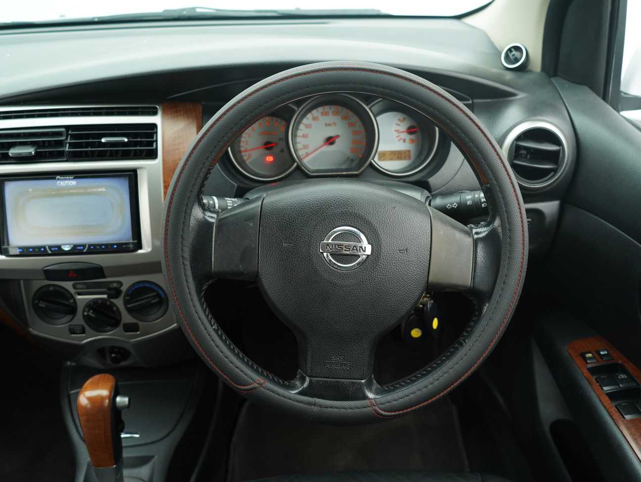 terpakai 2012 Nissan Grand Livina CVTC Comfort 1.8