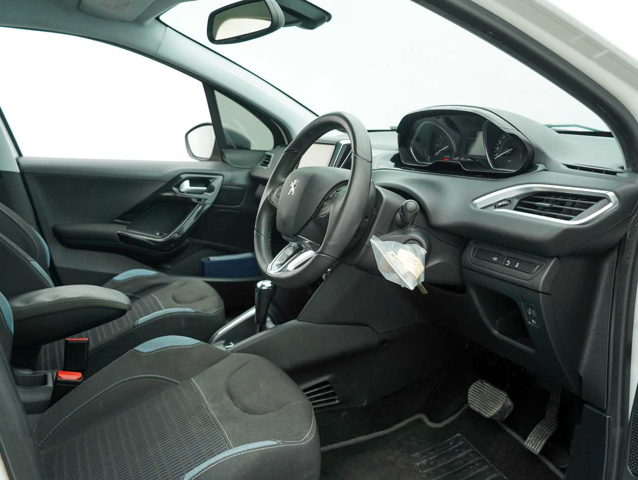 terpakai 2015 Peugeot 208 Allure 3 Door 1.6