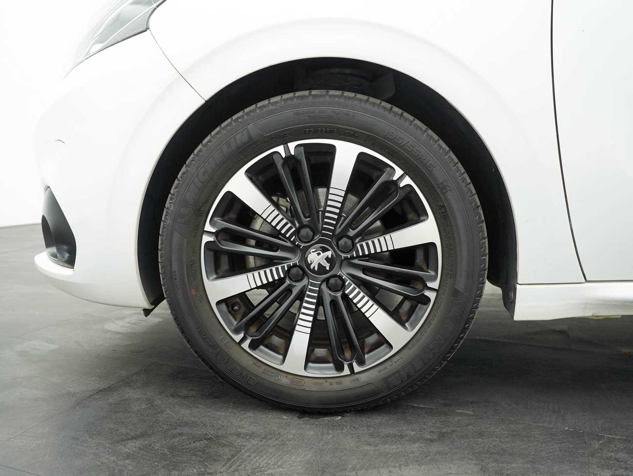 terpakai 2019 Peugeot 208 FL PURETECH 1.2