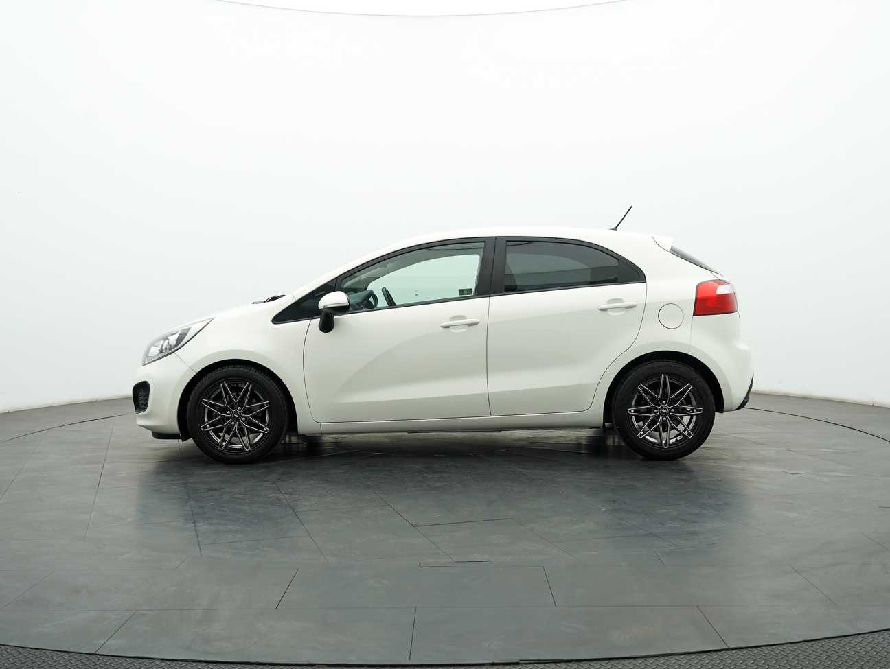 terpakai 2014 Kia Rio EX 1.4