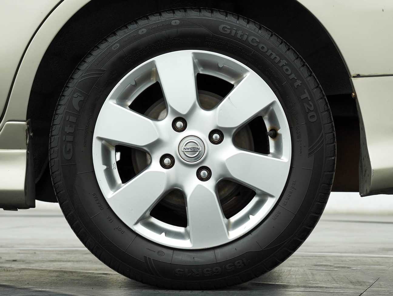 terpakai 2012 Nissan Grand Livina ST-L Comfort 1.6