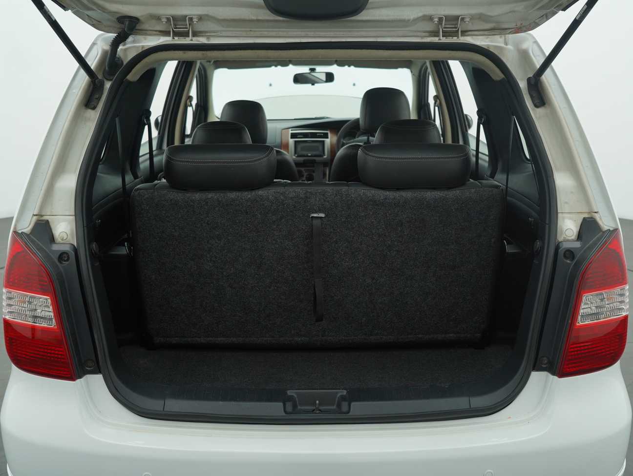 terpakai 2012 Nissan Grand Livina CVTC Comfort 1.8