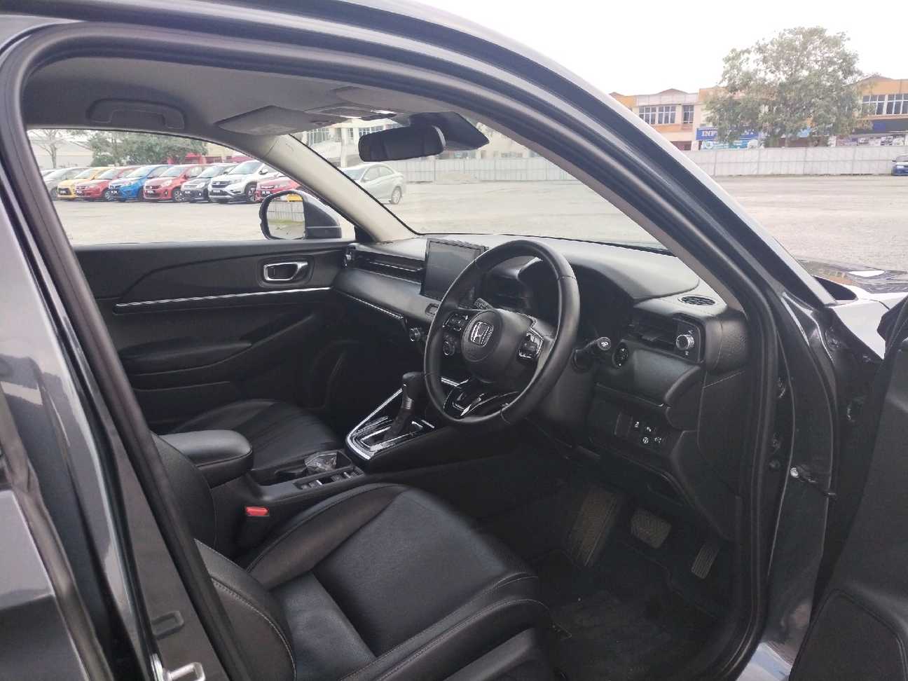 used 2025 Honda HR-V V 1.5