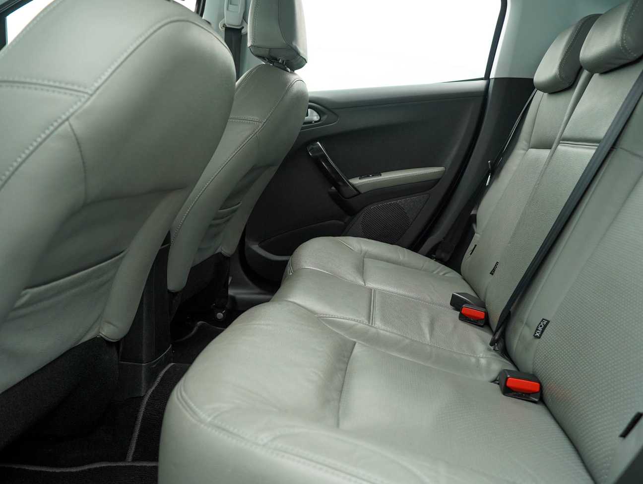 terpakai 2015 Peugeot 208 Allure 3 Door 1.6