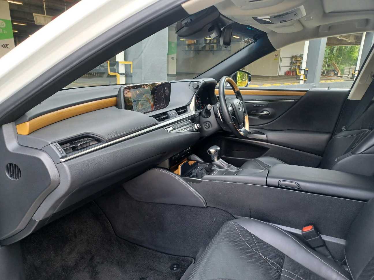 terpakai 2021 Lexus ES 250 Luxury 2.5