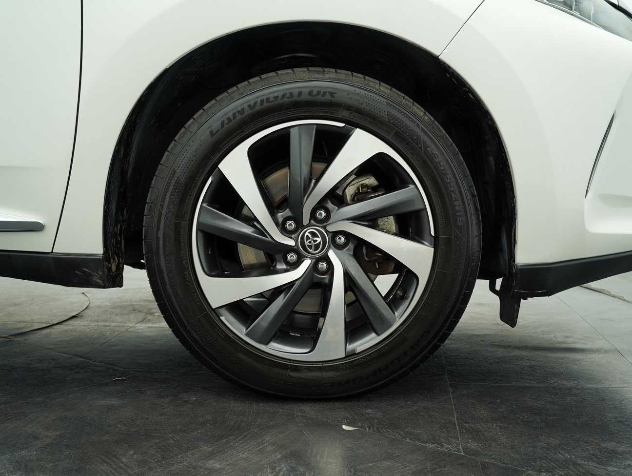 used 2018 Toyota Harrier Premium 2.0