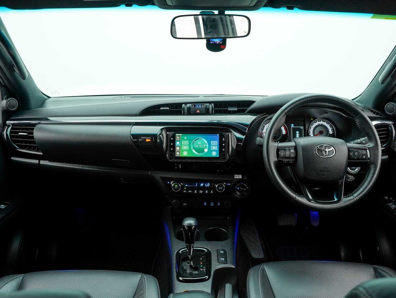 terpakai 2020 Toyota HILUX DOUBLE CAB BLACK EDITION 4X4 2.8