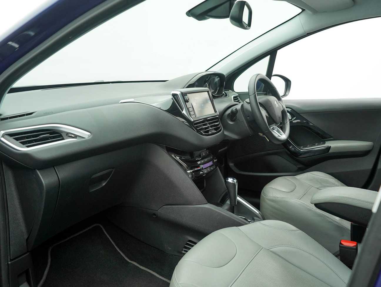 terpakai 2015 Peugeot 208 Allure 3 Door 1.6