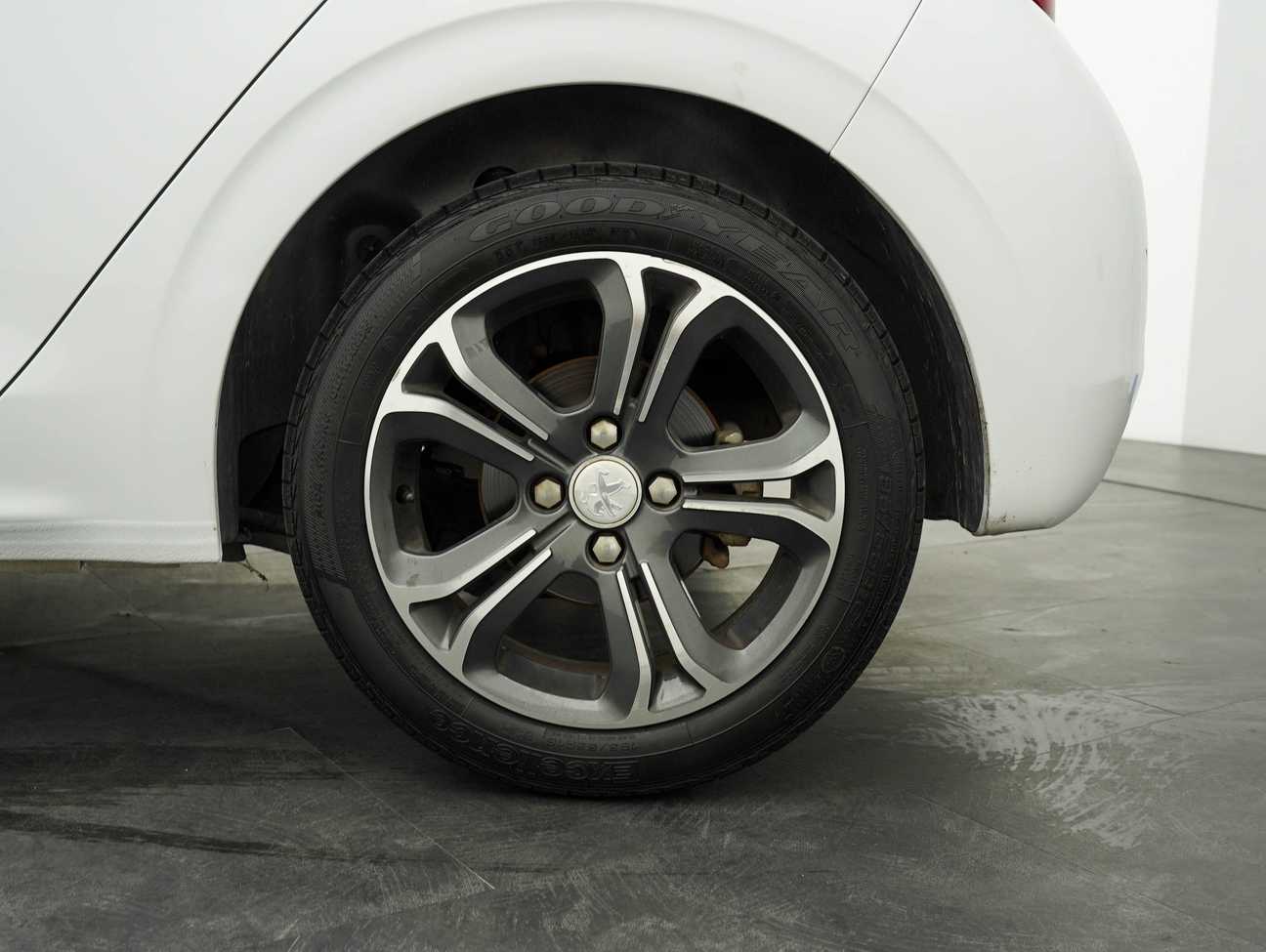 terpakai 2014 Peugeot 208 5-DOOR 1.6