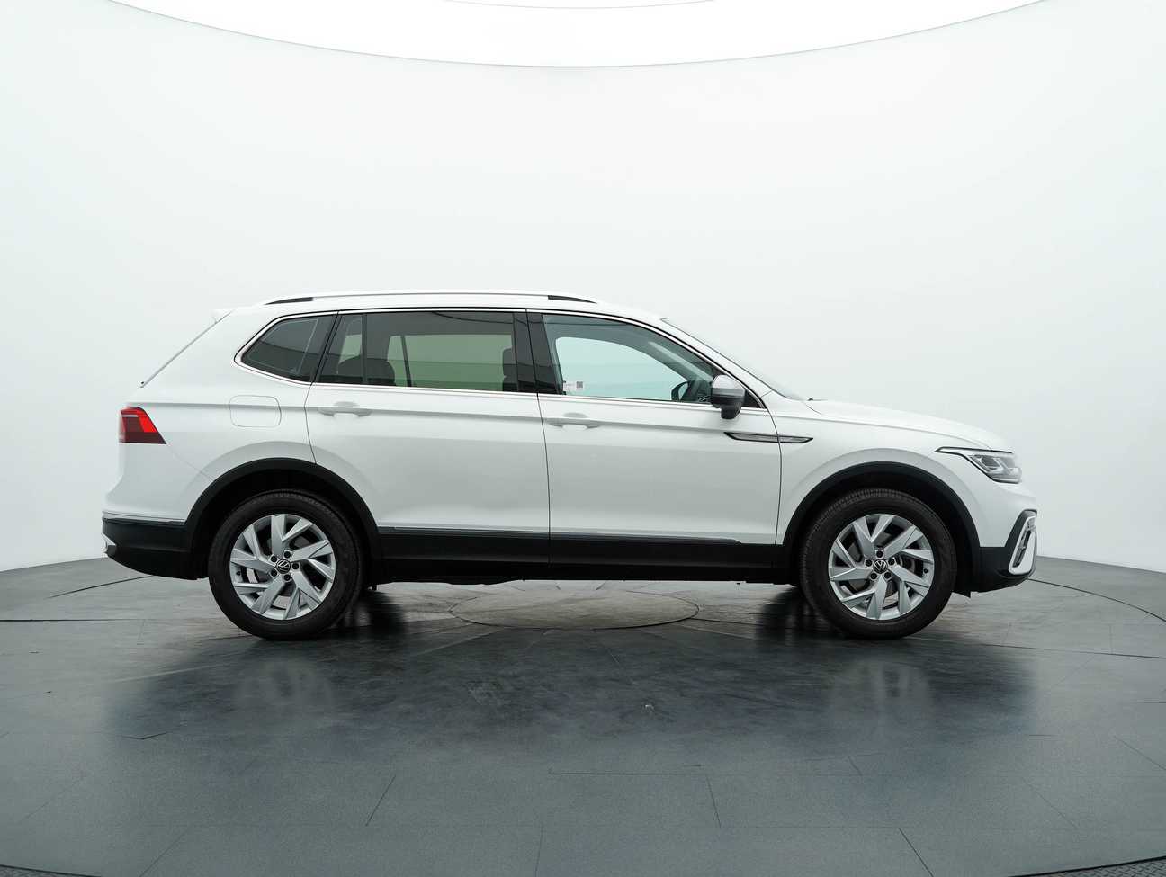 terpakai 2023 Volkswagen Tiguan Allspace Elegance 1.4