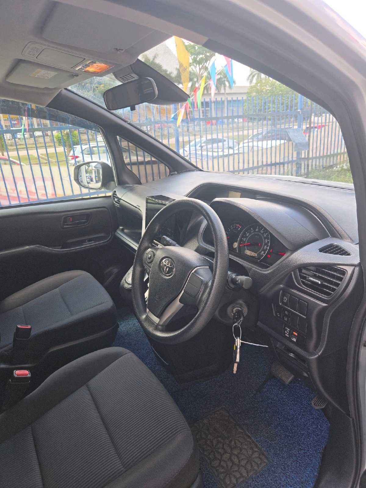 used 2018 Toyota Voxy X 2.0