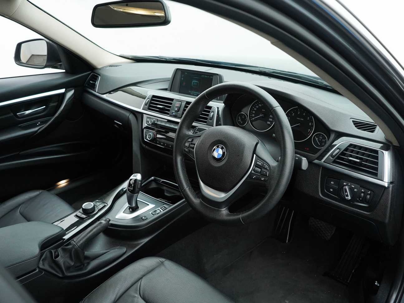 used 2019 BMW 318i Luxury 1.5