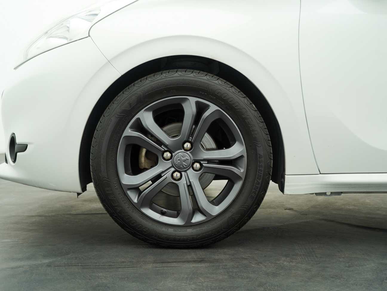 terpakai 2015 Peugeot 208 Allure 3 Door 1.6