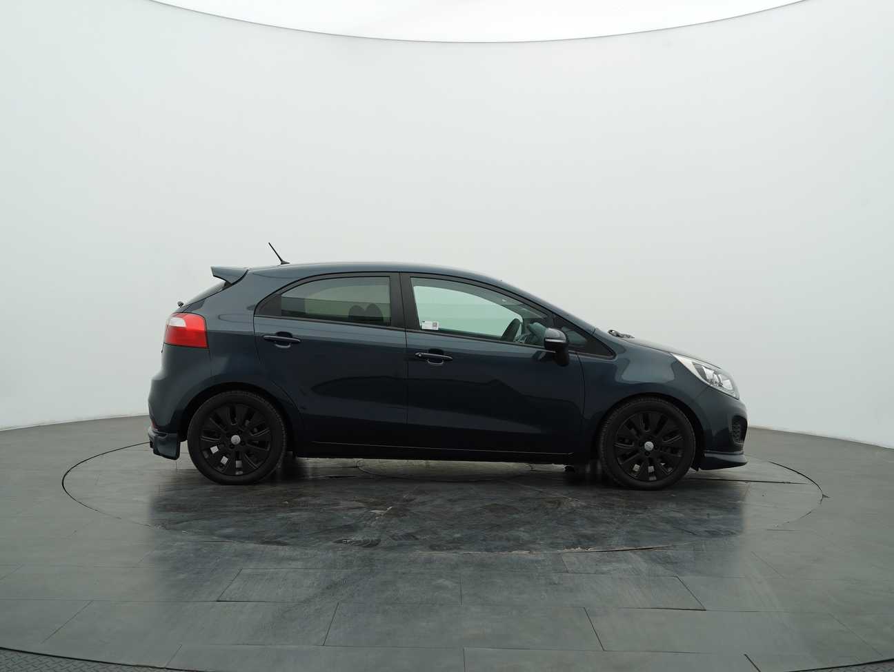 terpakai 2013 Kia Rio EX 1.4