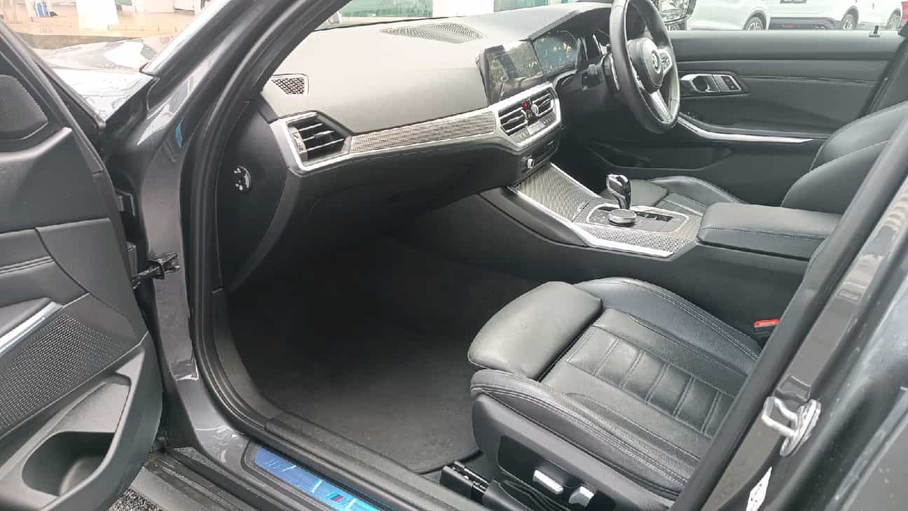 terpakai 2021 BMW 330i M Sport 2.0