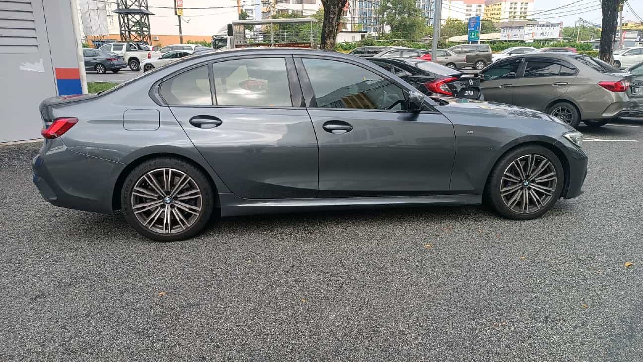 terpakai 2021 BMW 330i M Sport 2.0