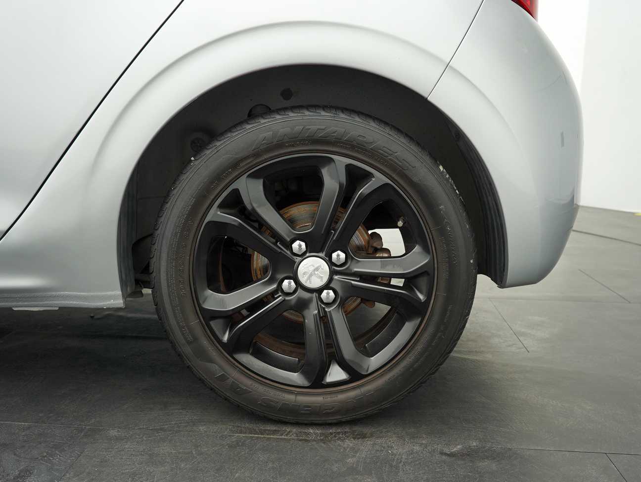 terpakai 2015 Peugeot 208 Allure 3 Door 1.6