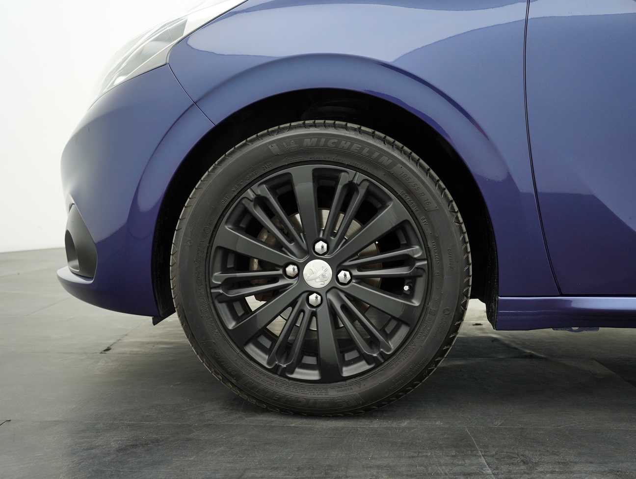 terpakai 2017 Peugeot 208 PureTech 1.2