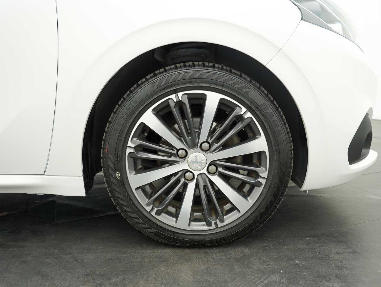 terpakai 2018 Peugeot 208 PureTech 1.2