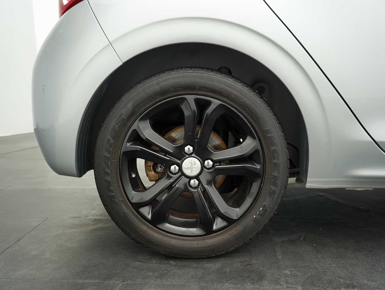 terpakai 2015 Peugeot 208 Allure 3 Door 1.6