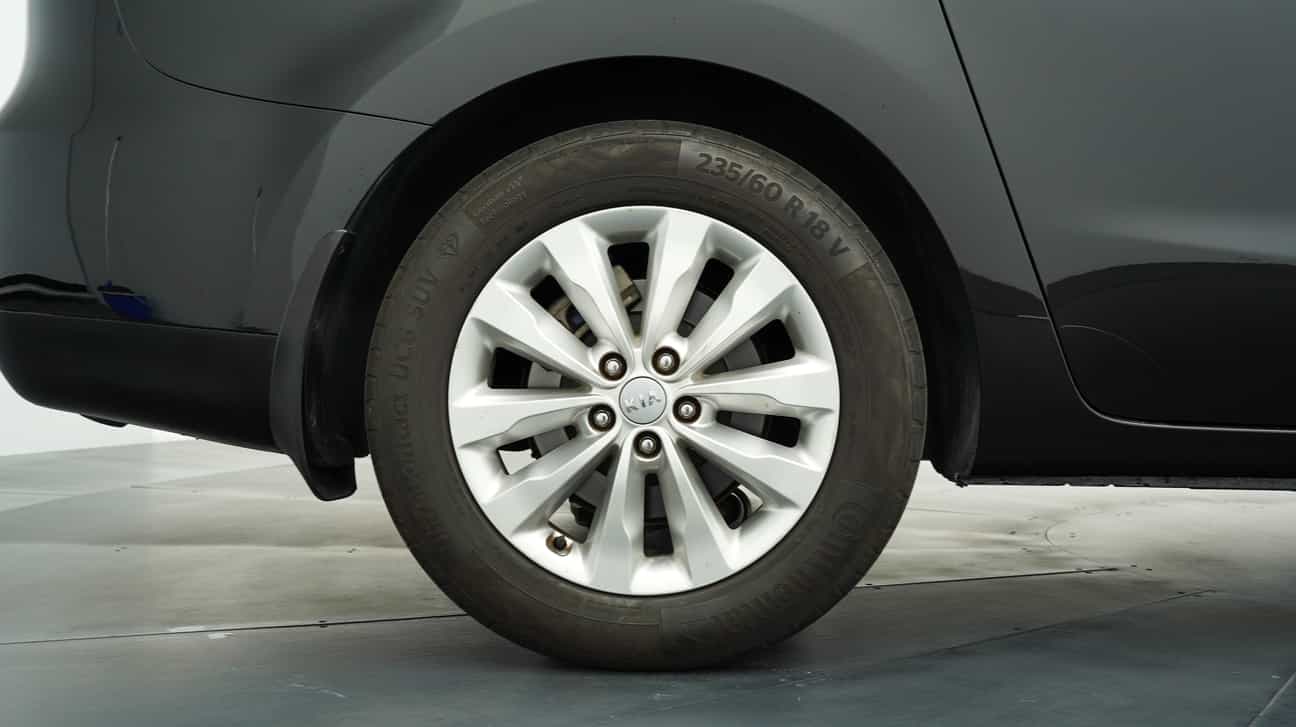 terpakai 2017 Kia CARNIVAL YP 2.2