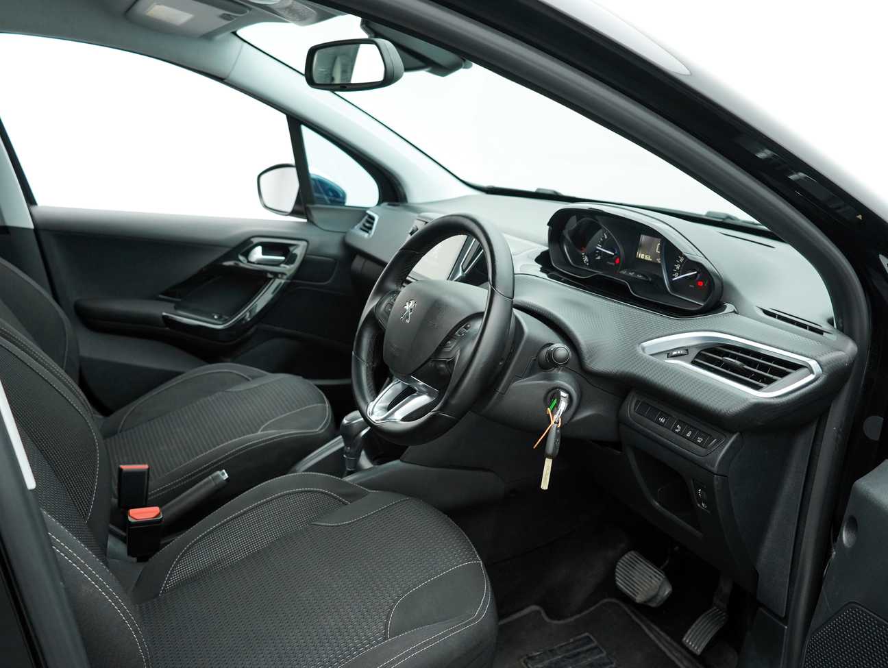 terpakai 2017 Peugeot 208 PureTech 1.2