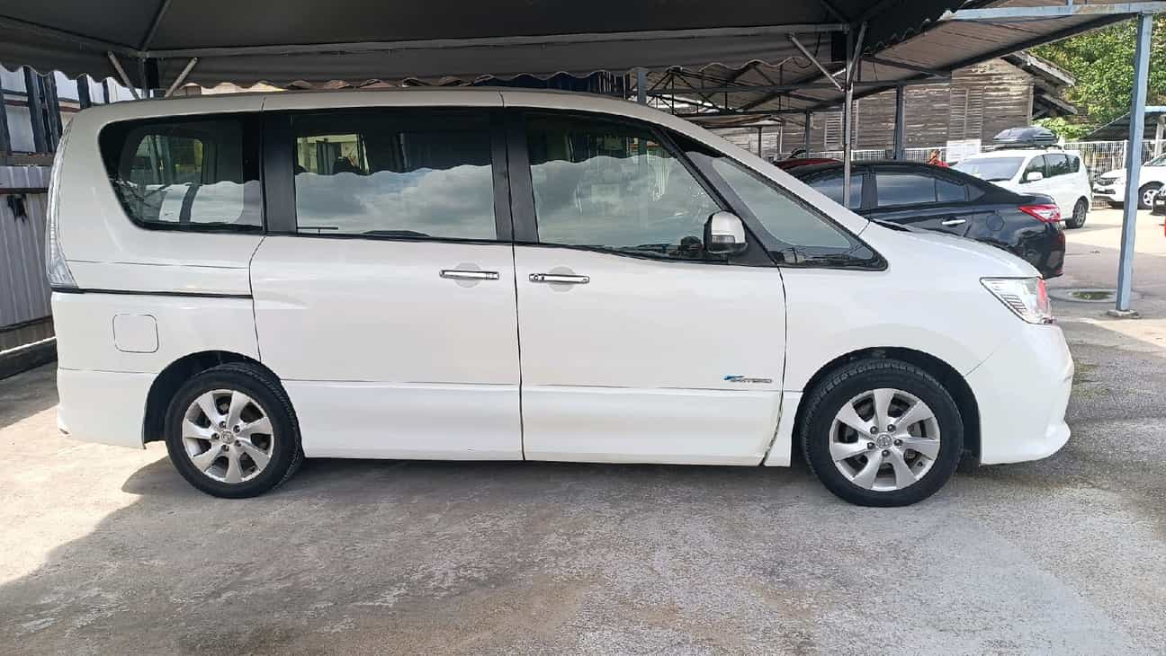terpakai 2013 Nissan Serena S-Hybrid High-Way Star 2.0