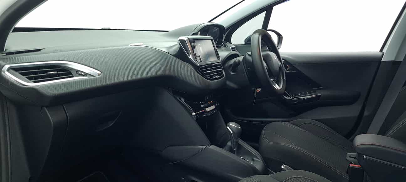 terpakai 2018 Peugeot 208 PURETECH 1.2