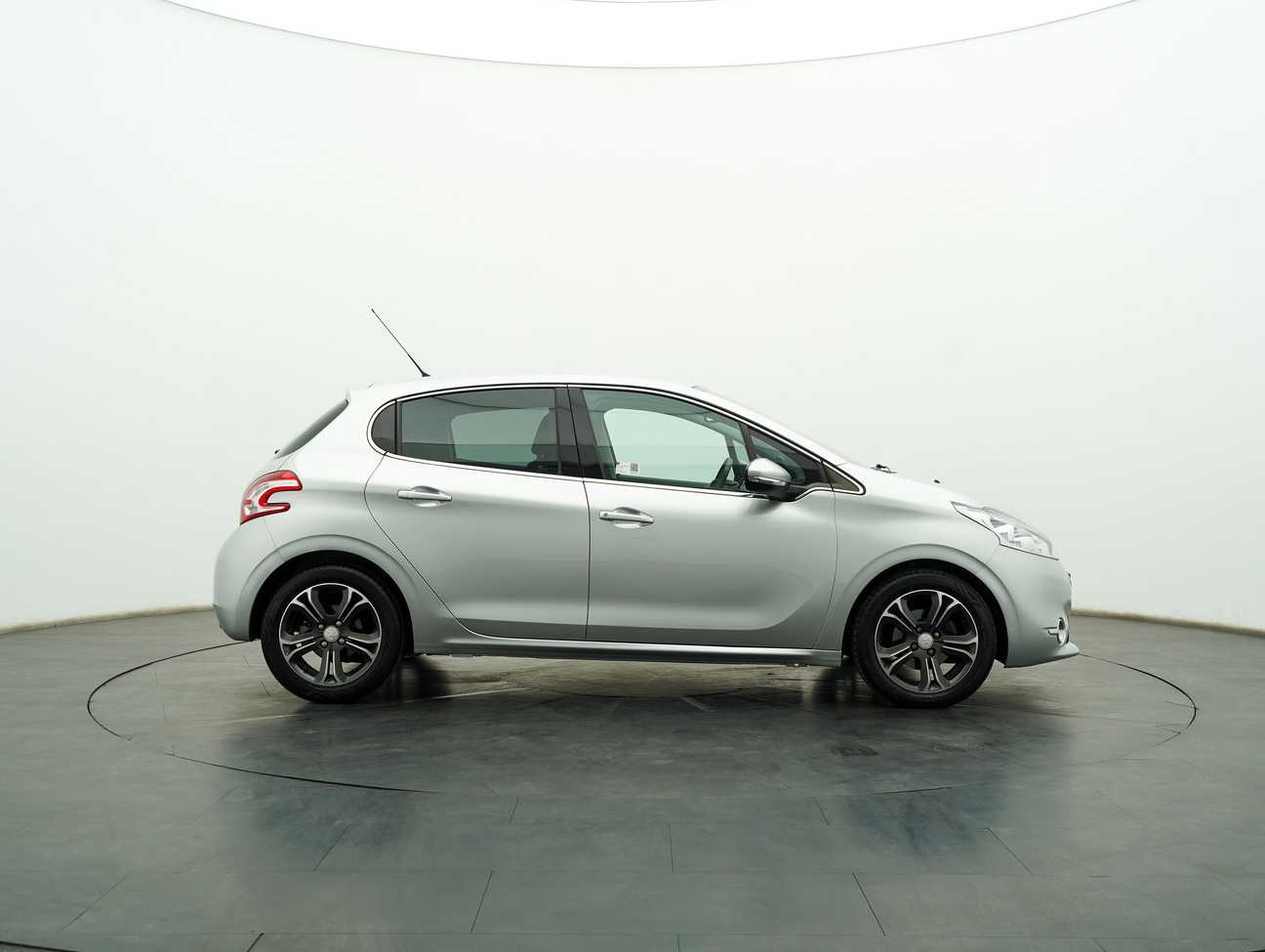 terpakai 2016 Peugeot 208 Allure 3 Door 1.6
