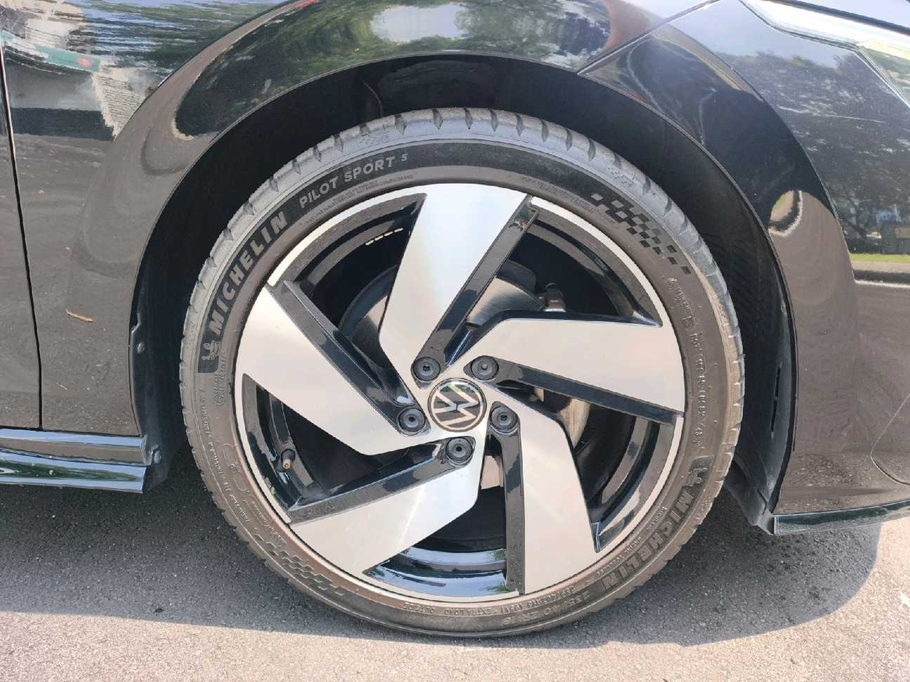 terpakai 2022 Volkswagen Golf TSI R-Line 1.4