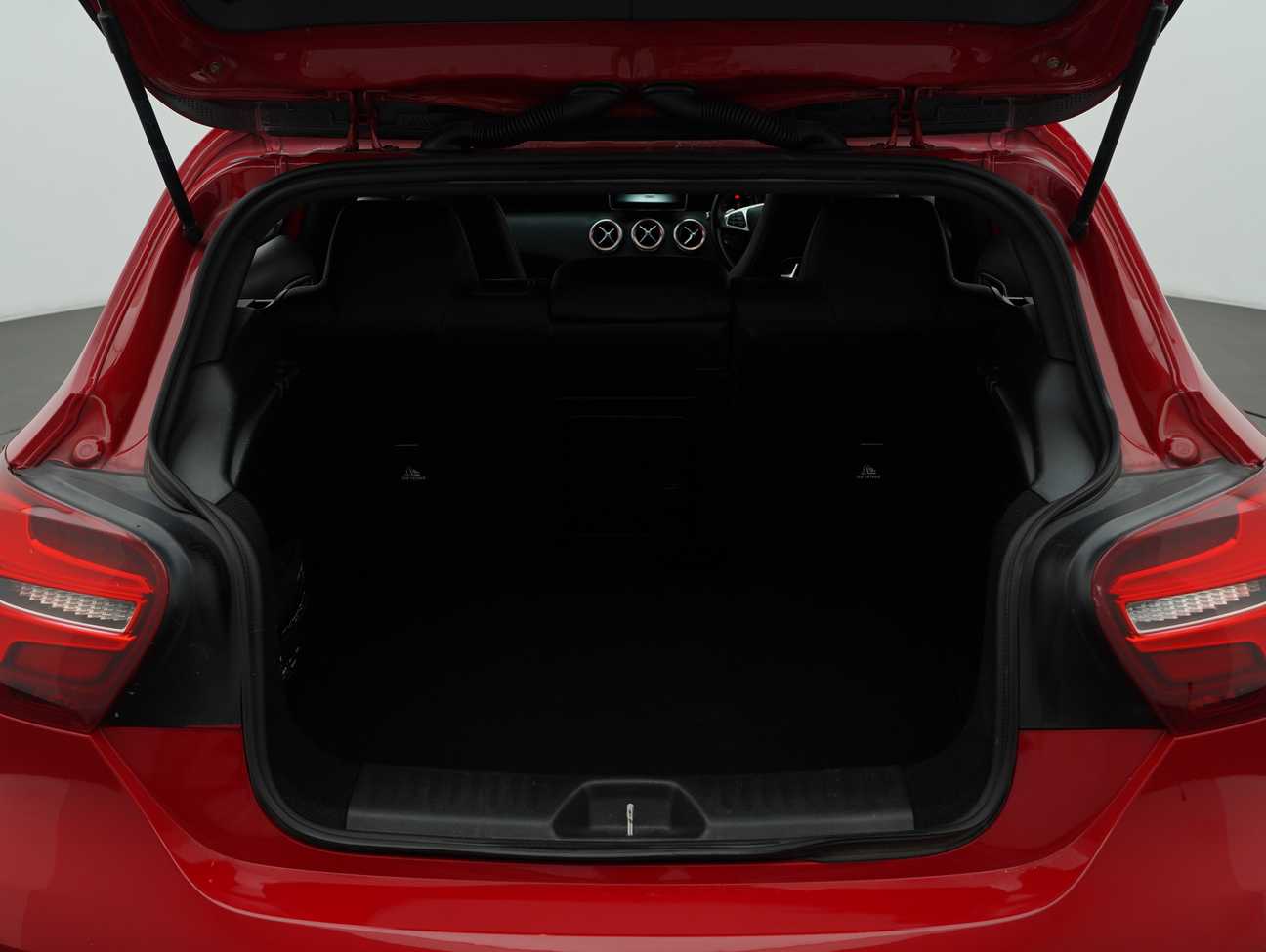 terpakai 2016 Mercedes-Benz A200  1.6