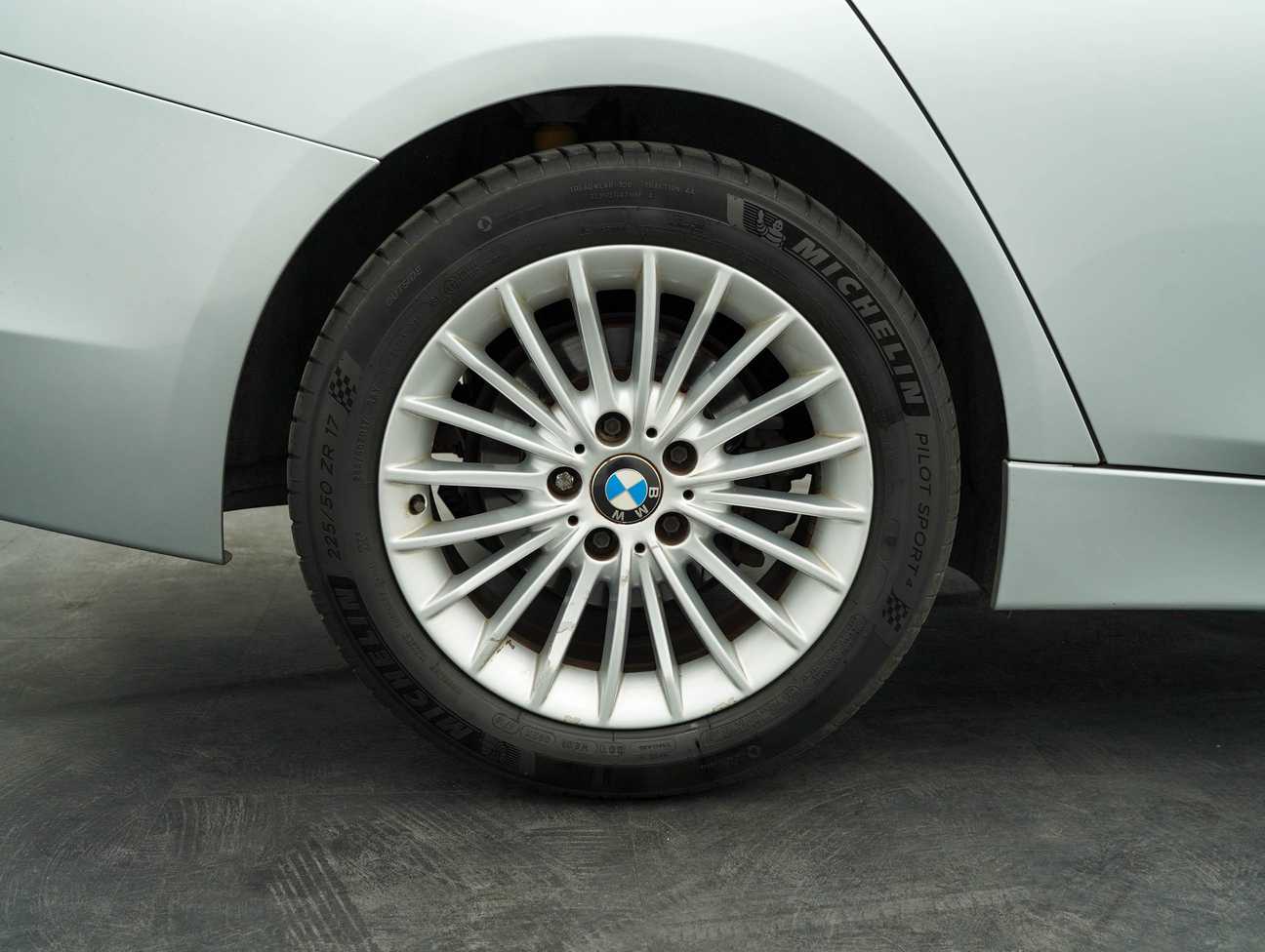 terpakai 2013 BMW 320i Sport Line 2.0
