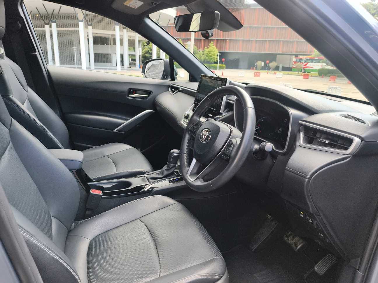 terpakai 2022 Toyota Corolla Cross Hybrid 1.8