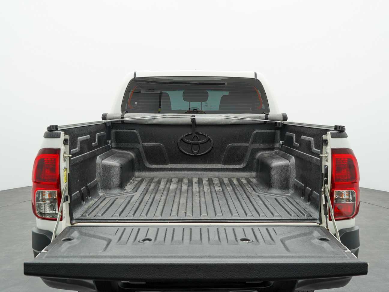 terpakai 2020 Toyota HILUX DOUBLE CAB BLACK EDITION 4X4 2.8