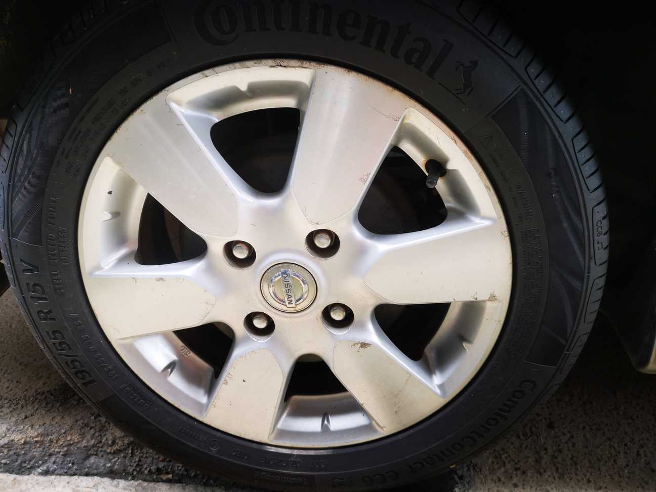 used 2010 Nissan GRAND LIVINA  1.8