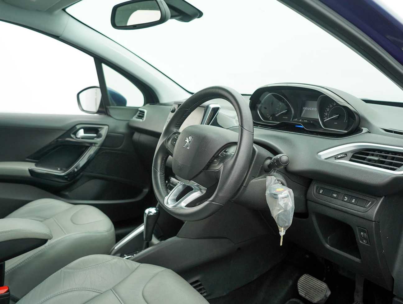 terpakai 2015 Peugeot 208 Allure 3 Door 1.6