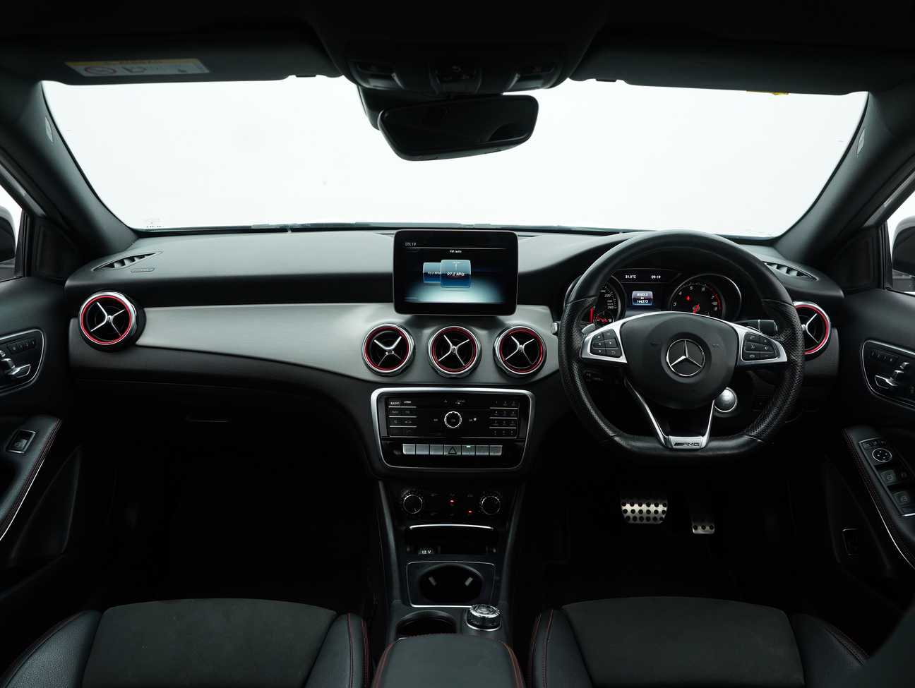 terpakai 2018 Mercedes-Benz GLA250 4MATIC AMG Line 2.0