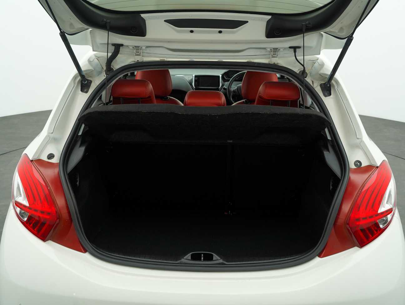 terpakai 2013 Peugeot 208 Allure 1.6