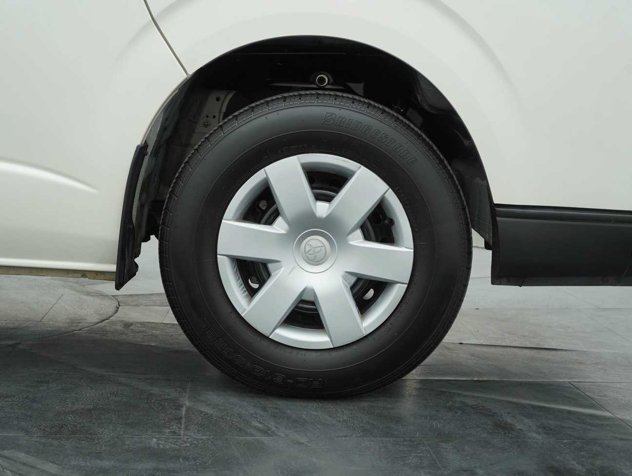 terpakai 2023 Toyota Hiace Panel 2.5
