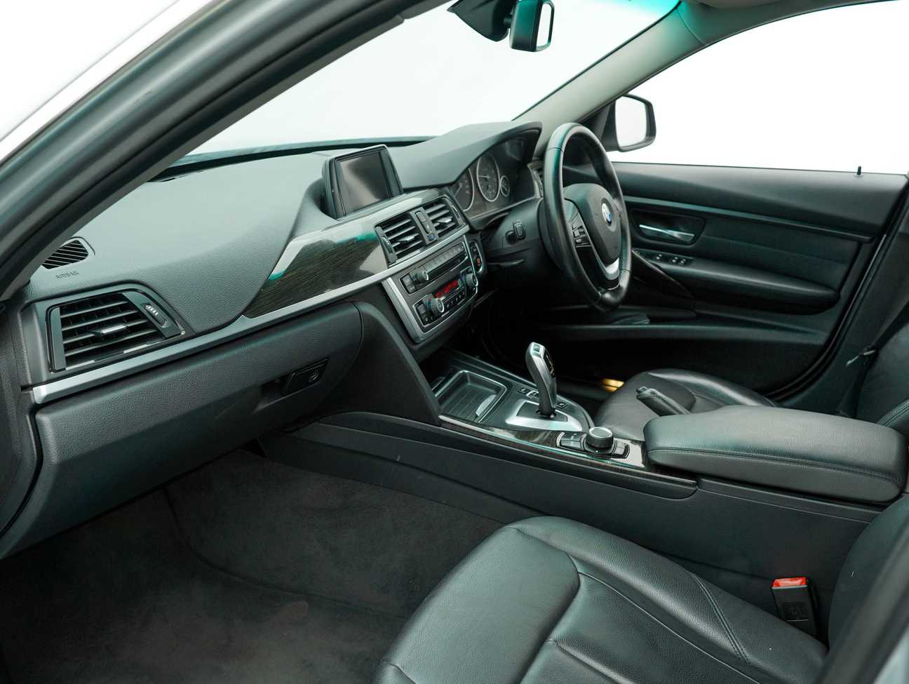 terpakai 2013 BMW 320i Sport Line 2.0