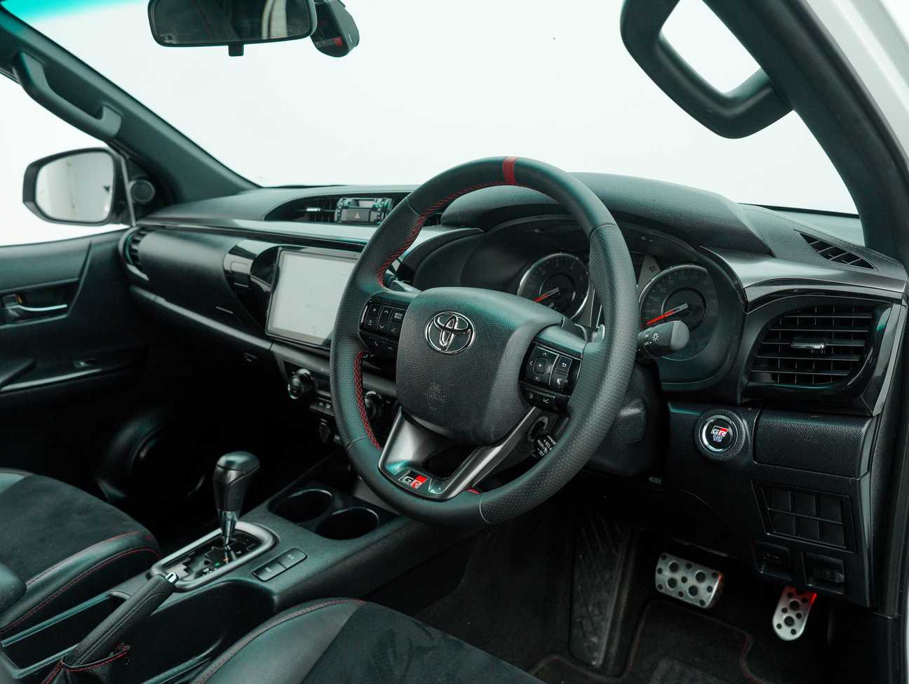 terpakai 2023 Toyota Hilux GR Sport Dual Cab 2.8